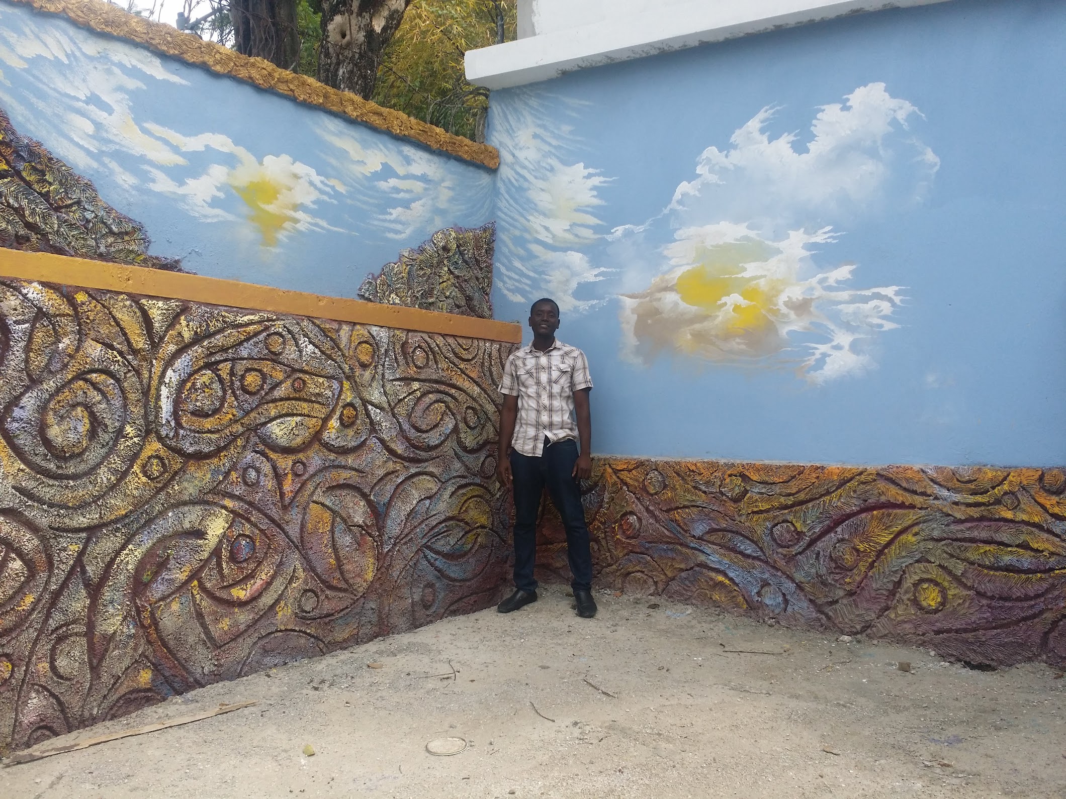 Bitho Faustin painting a mural